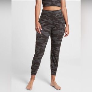 Athleta Gray/Black Camo Salutation Jogger Buttery Soft Fabric size XS EUC